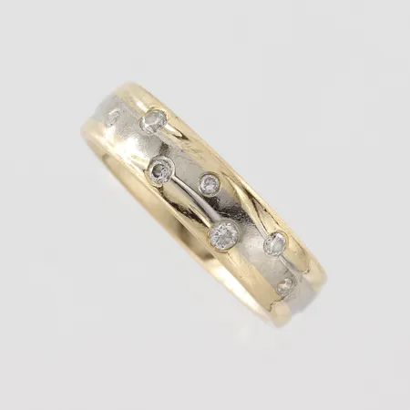 Ring tvåfärgad med 7st diamanter totalt 0,13ct WSI, stämplad Schalin, stl 16½mm, bredd 4,9 mm,  18k  Vikt: 5,1 g