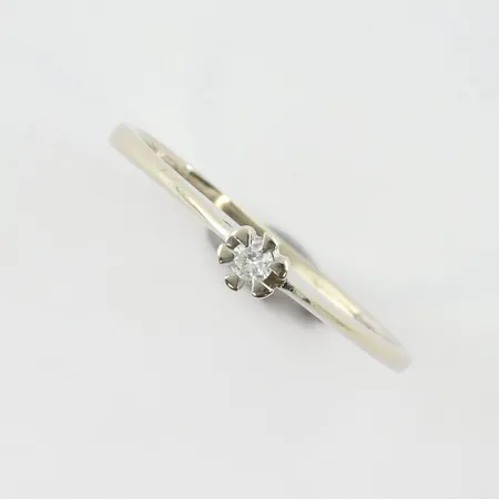 Ring med diamant 0,04 ct enligt inskription, stl 16½ mm, bredd ca 1,40 mm, 18k vitguld Vikt: 1,2 g