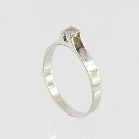 Ring med diamant ca 0,02ct , stl 17mm, bredd skena ca 2mm, Pettersson Ab Olof Stockholm 1977, 18k vitguld Vikt: 1,8 g