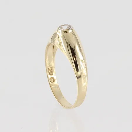 Ring med vit syntetisk spinell, stl 17mm, bredd 2,4-6,6mm, 14k Vikt: 1,7 g