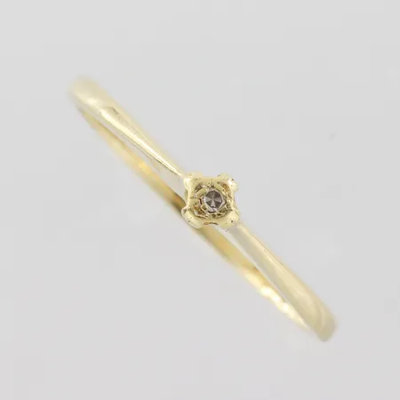 Ring med liten diamant, stl 17¾mm, bredd 1,5mm, 18k Vikt: 1,6 g