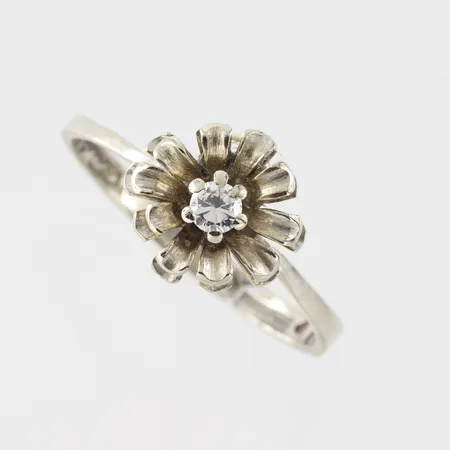 Ring med diamant ca 0,10ct, stl inte rund 17¾mm, bredd 2,1-9,4mm, Mema Guld & Silver Ab Lidköping 1975, 18k vitguld Vikt: 2,7 g