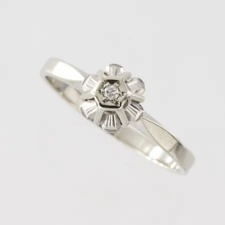 Ring med diamant 0,02ct, stl 17½mm, bredd skena 2mm, 18k vitguld Vikt: 2,2 g