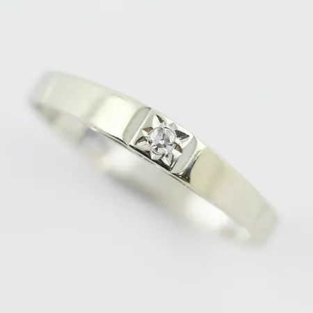 Ring med  diamant 0,02ct, stl 17½ mm, bredd ca 2,2-3 mm, 18k vitguld Vikt: 1,9 g