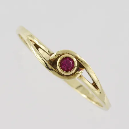 Ring med syntetisk rubin, stl 17½ mm, bredd 1,5 mm, 14k Vikt: 1,5 g