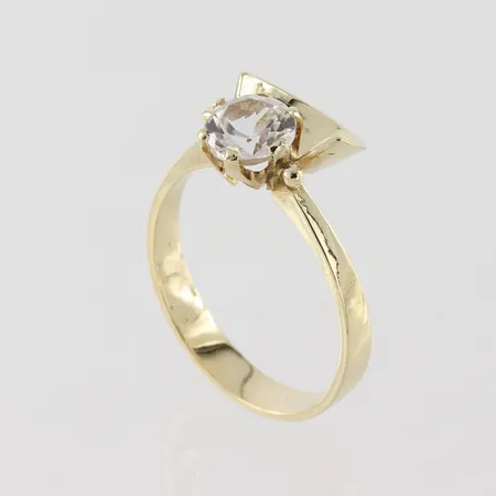 Ring med vit sten , stl 17½mm, bredd 3,2-10,4mm, 14k Vikt: 2,7 g