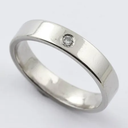 Ring med kubiz zirkonia,  stl 18¼ mm, bredd 4,4 mm, schalin, 18k vitguld  Vikt: 6,3 g