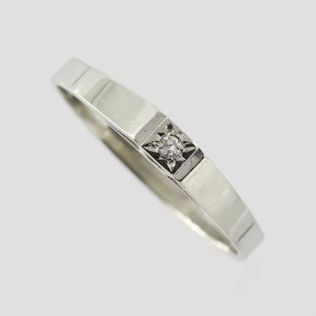 Ring med diamant 0,02ct, stl 18¼mm, bredd 2,3mm, 18K vitguld Vikt: 1,9 g