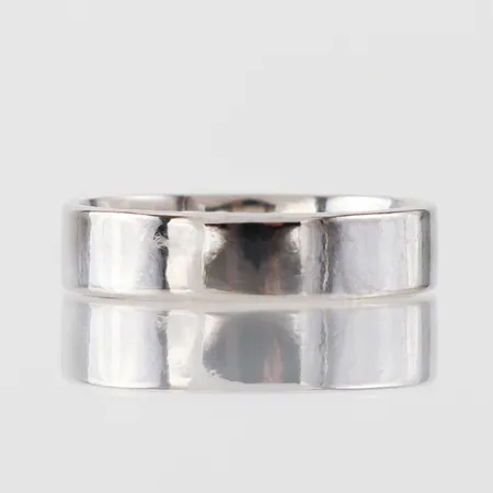 Ring vitguld, slät,  storlek 18 ¼ mm, bredd 4.9 mm, 18k. Vikt: 5,9 g