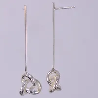 Ett par örhängen knutar, Drakenberg, längd ca 5cm, bredd ca 1,1-13mm, stopp saknas, silver 925/1000 Vikt: 5,9 g