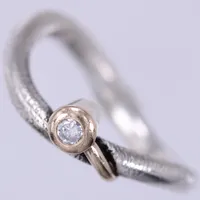 Ring med vit sten, stl ca 18, bredd ca , 7-6,5mm, silver 925/1000 Vikt: 4,8 g