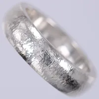 Ring, stl: 20, bredd: ca 6mm, 925/1000 silver  Vikt: 11 g