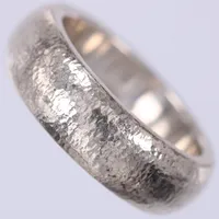 Ring, stl: 18, bredd: ca 6mm, 925/1000 silver Vikt: 10 g