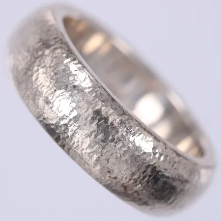 Ring, stl: 18, bredd: ca 6mm, 925/1000 silver Vikt: 10 g