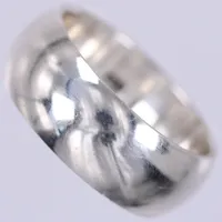 Ring, stl: 18½, bredd: ca 8mm, 925/1000 silver  Vikt: 8 g