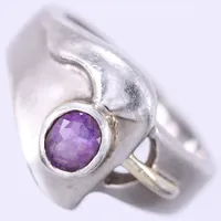 Ring med lila sten, stl ca 18, bredd ca 5-13,5mm, silver 925/1000 Vikt: 8,7 g