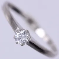 Ring vitguld med diamant ca 1x0,19ct, stl: 17¼, bredd: ca 1-4mm, 18K Vikt: 2,1 g