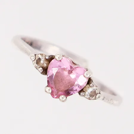 Ring med rosa hjärtformad sten samt två vita stenar, stl 15 justerbar skena, GHA, något skev, silver 925/1000 Vikt: 2,2 g