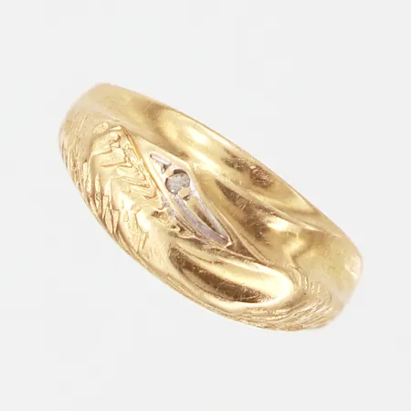 Ring med vit sten, stl 16¾, bredd 2-8,5mm, Britten Helgesson, Borrby, 1993, 18K Vikt: 4,2 g