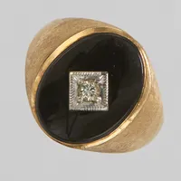 Klackring med onyx samt diamant 1 x ca.0,07ct, Ø18, bredd: 3,2-16,7mm, skev skena, 14K Vikt: 6,5 g