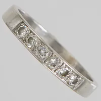 Alliansring med diamanter 6 x ca.0,05ct, Ø19½, bredd: 3-3,3mm, vitguld, 18K Vikt: 3,9 g