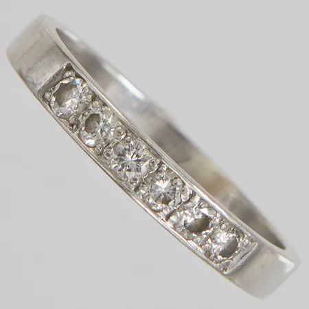 Alliansring med diamanter 6 x ca.0,05ct, Ø19½, bredd: 3-3,3mm, vitguld, 18K Vikt: 3,9 g