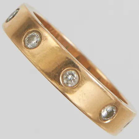 Ring med briljantslipade diamanter 5xca0,08ct + 4xca0,0075ct, ca W/TCr/VS, Ø19½, bredd:4,5mm, gravyr, 18K Vikt: 9,3 g