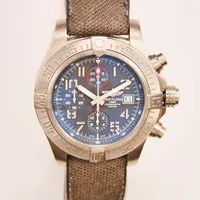 Breitling Avenger Bandit, 45mm, titan, automatisk, datum, ref:E13383, serienr:2815806, original gummiband något slitet, digitalt certifikat 2017 något skadad, chronometercertifikat, manual, box, ytterkartong.