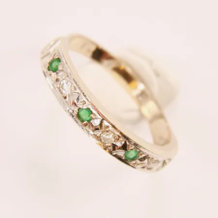 Ring, diamanter 3x ca 0,02ct, smaragder 4x ca 0,02ct, Ø16½, bredd:3mm, 18K 2,9g.