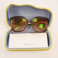 Solglasögon Gucci, modell-nr: GG0860S 001, stl: 53x19-140, manual, etui, skadat, slitage.  Skickas med postpaket.