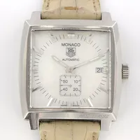 Herrur Tag Heuer Monaco, stål, automat, ca 36x37mm, år 2009, serienr: CT3037, refnr WW2112, Cal 6, datum, glasbaksida, liten sekundvisare, urtavla i pärlemor, certifikat från Rydbergs Ur i Helsingborg,  repor på boett, slitet originalarmband i läder, box med kraftigt slitage, låda.