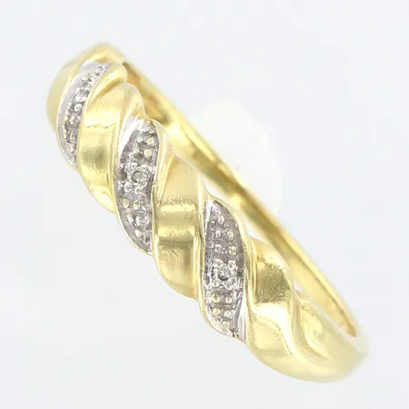 Ring med mindre diamanter, GHA, stl: 18, bredd: 1,5-5mm, 18K  Vikt: 2,8 g