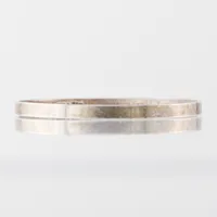 Armring, gravyr, Gustav Dahlgren & Co Malmö, diameter 6.7 cm, silver. Vikt: 13,2 g