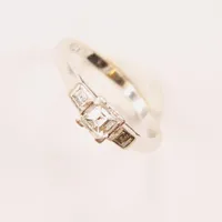 Ring, princesslipade diamanter 1x ca 0,30ct, 2x ca 0,05ct, Ø16, bredd:5mm, Platina 2,6g.