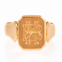 Klackring i 18K guld med monogram "BH". Den är 6 - 16 mm bred, är i storlek 21½ och väger 12,1g. Fint skick.