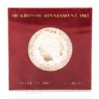 Minnesmynt "SVERIGES RIKSDAG / HELGEANDSHOLMEN" från 1983 i etui (sprickor). Ø 32 mm. 16g 925/1000 silver. Nominellt värde 100kr.