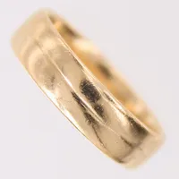 Ring, stl 19¼, bredd 5,8mm, gravyr, 18K  Vikt: 7,7 g