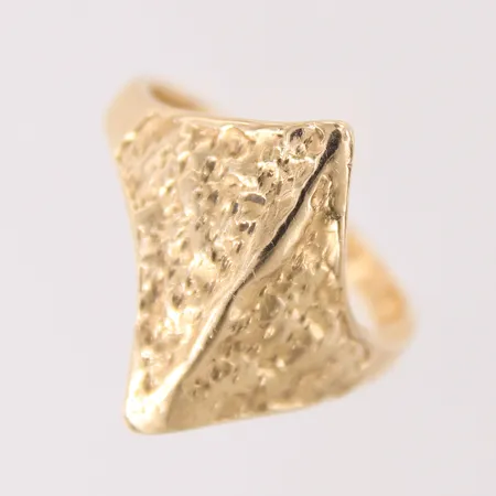 Ring med dekor, stl: 17½, bredd 2,5-19,4mm, 18K.  Vikt: 6,7 g