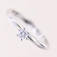 Ring med diamant ca 0,10ct, stl 15¼, bredd 2-4mm, vitguld, 18K  Vikt: 2,3 g