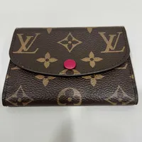 Plånbok Louis Vuitton Rosalie Coin Purse, modell-nr: M41939, monogramcanvas med vinröda detaljer, mått ca 8x11x1,5cm, dustbag 