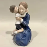 Figurin, ''Mamma och barn'', Holger Christensen för Royal Copenhagen, numrerad: 3457, höjd ca 20,5cm, porslin Skickas med postpaket.