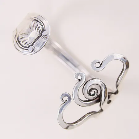 Armring, stel, längd ca 19cm, ca Ø55cm, bredd 8-25mm, omgjord gaffel, skev, silver 830/1000 Vikt: 73,4 g