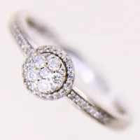 Ring med diamanter ca 38 x 0,005ct, 6 x ca 0,01ct, stl 17½, bredd 2-7mm, vitguld, GHA, smuts mellan stenar och infattning, 18K  Vikt: 2,9 g