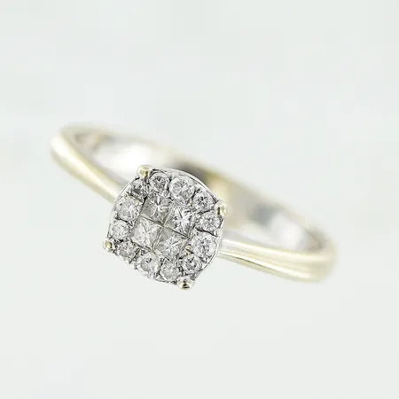 Ring, diamanter 0,19ctv, stl 15¾, bredd 2-6,5mm, vitguld, 18K Vikt: 2,7 g