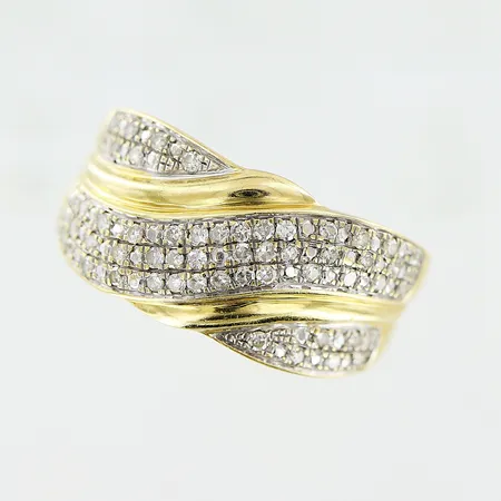 Ring, 52 x ca 0,005ct, stl 16¾, bredd 2-9,5mm, GHA, 18K Vikt: 3,1 g