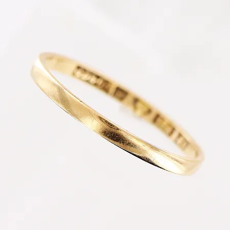 Ring, slät, stl 18½, bredd 1,7mm, gravyr, 18K Vikt: 1,4 g