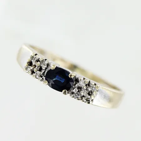 Ring, safir, diamanter 8 x ca 0,01ct, varierad slipning, en diamant med nagg, stl 18½, bredd 2-3,5mm, gravyr, vitguld, 18K Vikt: 4 g