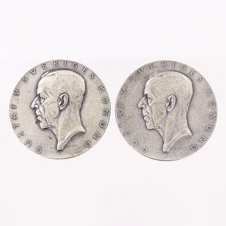 2 minnesplaketter, Rikslantbruksmötet i Stockholm 1946, Ø45mm, svensk kontrollstämpel, silver. Vikt: 72,8 g