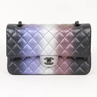 Väska Chanel, Classic Double Flap, medium, multicolor iridescent calfskin, chipcode: C24JGGG7, 25x16x6cm,  axelremsband i svart metall och läder, dustbag, brukesslitage