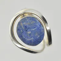 Ring med Lapis Lazuli, stl 19, bredd 4-18 mm, 925/1000 silver. Vikt: 5,3 g